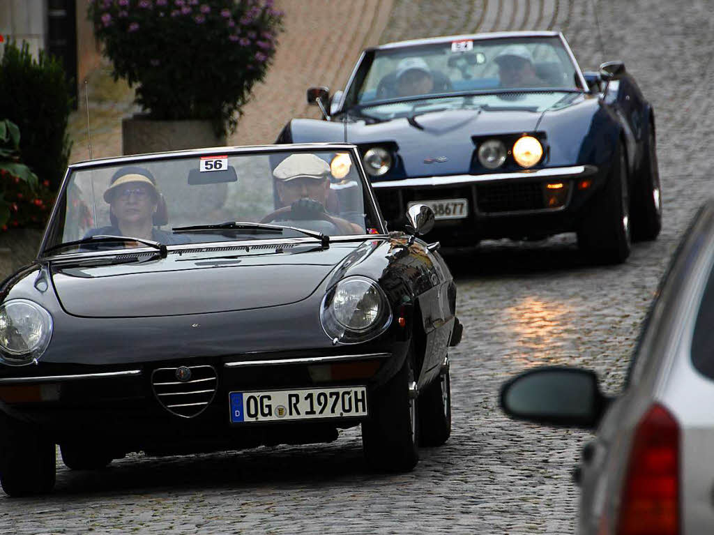 Schauinsland Klassik in Endingen: ein Alfa Romeo Spider 1300 Junior (Baujahr 1970), dahinter ein  Chevrolet Corvette C3 Stingray Cabriolet aus demselben Jahr
