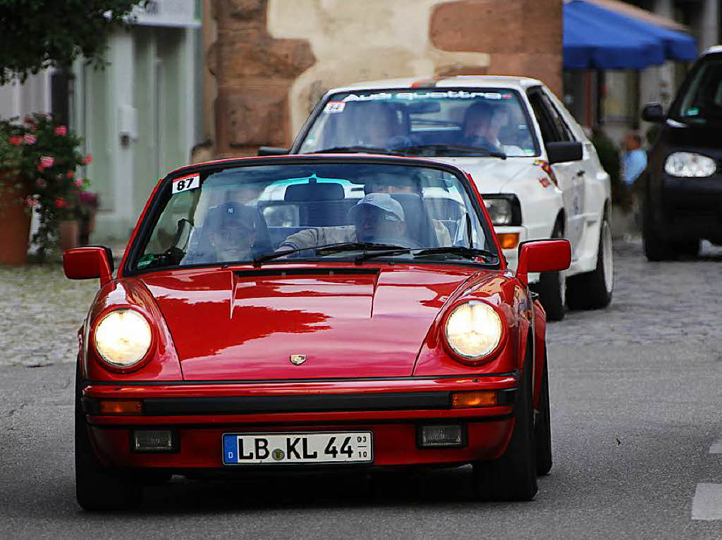 Schauinsland Klassik in Endingen: ein Porsche 911 Carrera Cabrio, Baujahr 1988, mit 218 PS, dahinter lauert ein Audi Sport Quattro mit satten 306 PS.