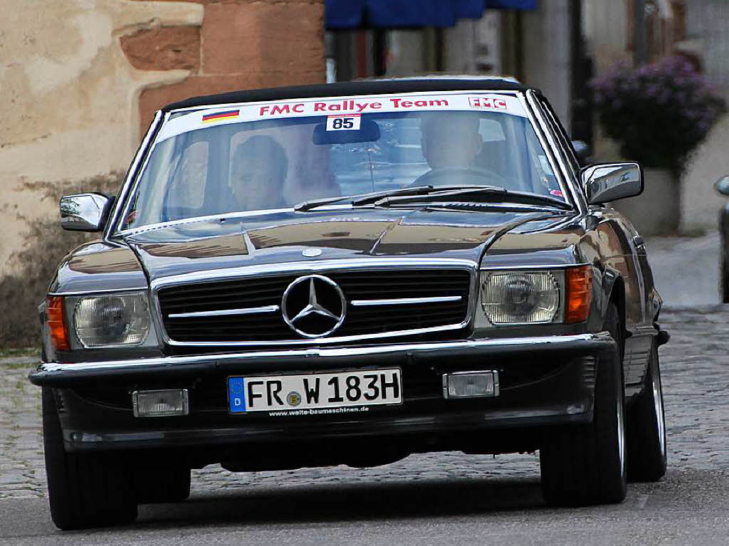 Schauinsland Klassik in Endingen: Mercedes-Benz 560 SL Cabrio, Baujahr 1986, mit 5,5-Liter-Motor und 227 PS