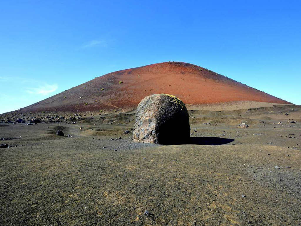 Landschaft: Scheinbar nicht von dieser Welt: Der Caldero Colarada auf Lanzarote spie um 1730 diese 5 Meter hohe Vulkanbombe aus. Beeindruckt davon ist Jrg Mauch aus Rheinfelden