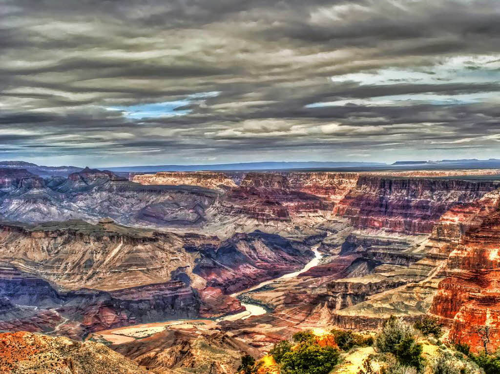 Landschaft: Nationalpark Grand Canyon im Norden des US-Bundesstaates Arizona.  Das Bild fasziniert durch den Mix von Farben, Licht und Wolken. Dieter Fischer aus Grenzach-Wyhlen