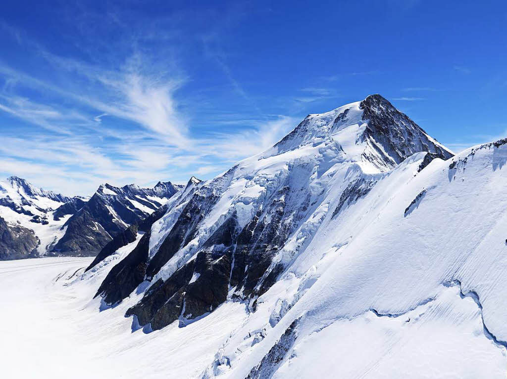 Landschaft: Die Luftaufnahme „Den Schweizer Alpen zum Greifen nah“ entstand im August 2016n bei einem Helikopterrundflug. Umrundet wurde hier das Aletschhorn (von Norden) von Thea Pflger aus Herten.