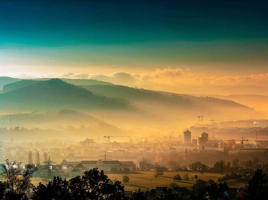 Landschaft: „Morgenstund hat Gold im Mund“ dachte sich Gerd Grndl aus Wyhlen. Blick vom Wasserreservoir  Wyhlen nach Sden aufs Kraftwerk Wyhlen und Kaiseraugst im  November 2014 in den Morgenstunden.