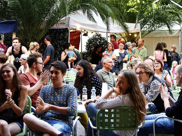 Junge Leute lauschen entspannten der Musik.  | Foto: Heidi Foessel