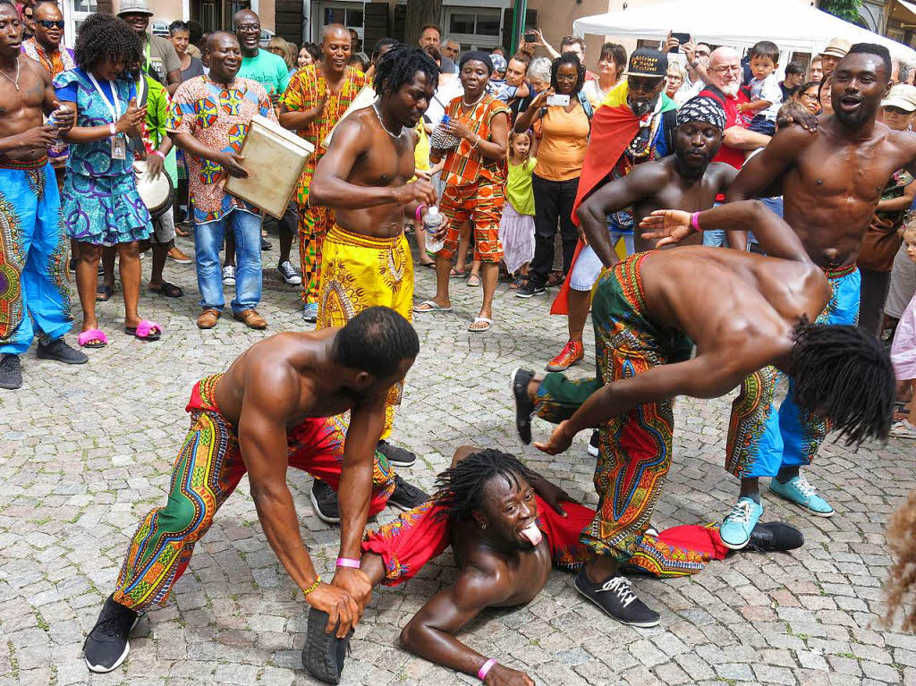 Akrobatik bei der Straenparade mit Afrobatic