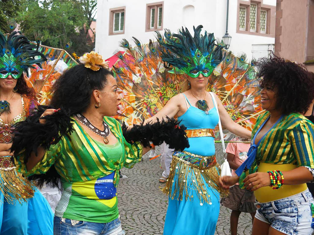Brasilianische Kostme bei der Straenparade