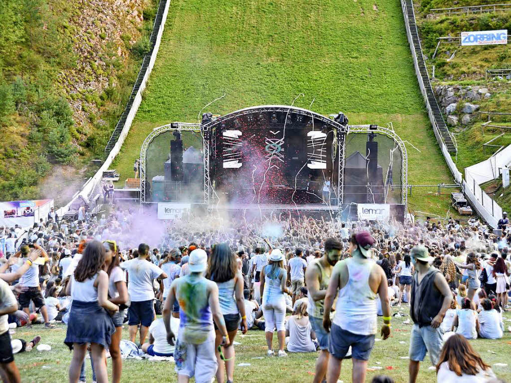 Am Freitagabend wurde erstmals zum Schanzetraum geladen, am Samstag dann fand an der Hochfirstschanze das fnft Holi – Fest der Farben statt. <?ZL?>
