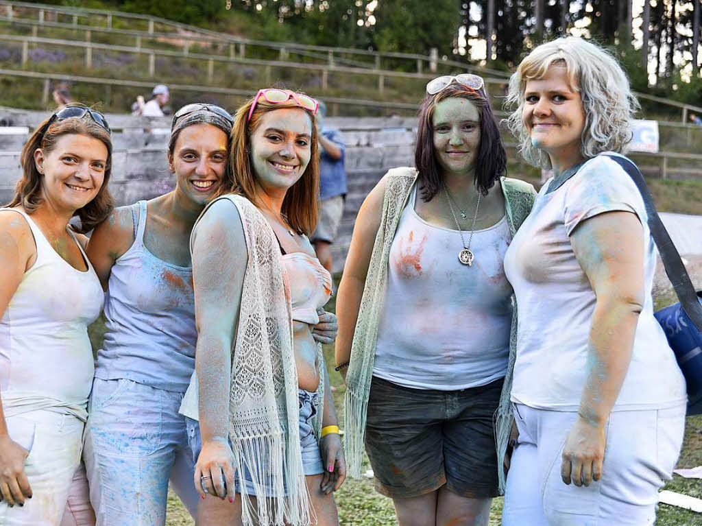 Am Freitagabend wurde erstmals zum Schanzetraum geladen, am Samstag dann fand an der Hochfirstschanze das fnft Holi – Fest der Farben statt. <?ZL?>
