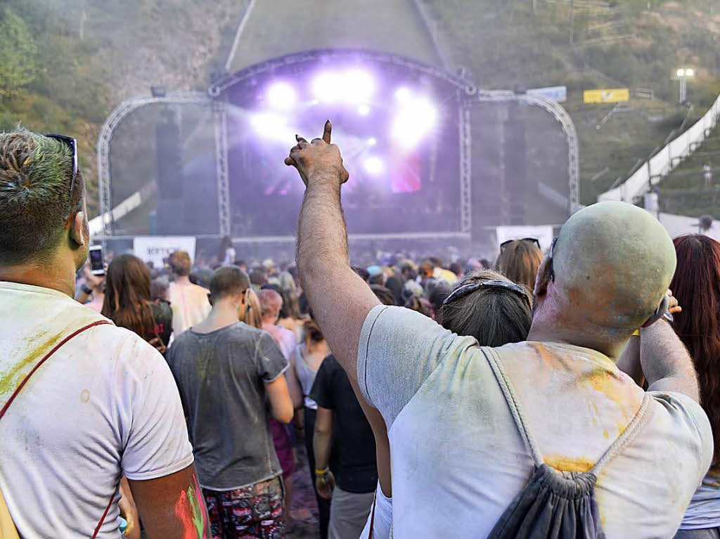 Am Freitagabend wurde erstmals zum Schanzetraum geladen, am Samstag dann fand an der Hochfirstschanze das fnft Holi – Fest der Farben statt. <?ZL?>
