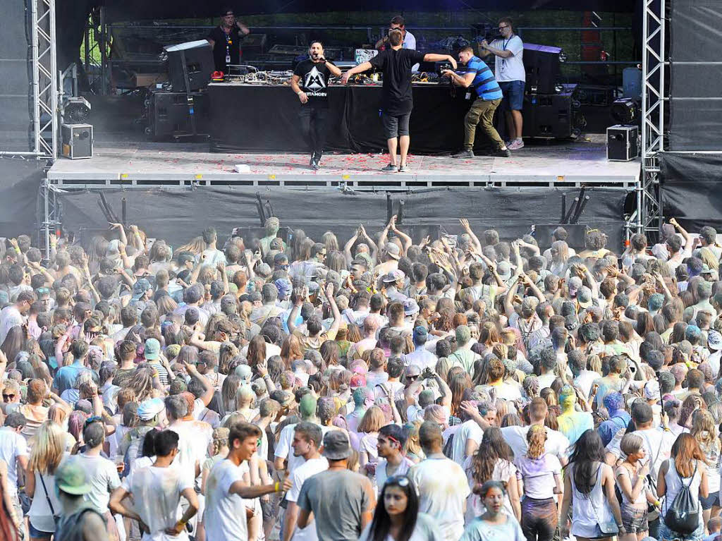 Am Freitagabend wurde erstmals zum Schanzetraum geladen, am Samstag dann fand an der Hochfirstschanze das fnft Holi – Fest der Farben statt. <?ZL?>
