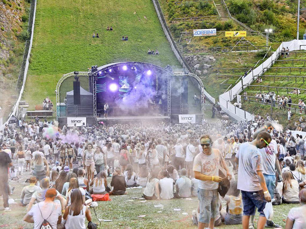 Am Freitagabend wurde erstmals zum Schanzetraum geladen, am Samstag dann fand an der Hochfirstschanze das fnft Holi – Fest der Farben statt. <?ZL?>
