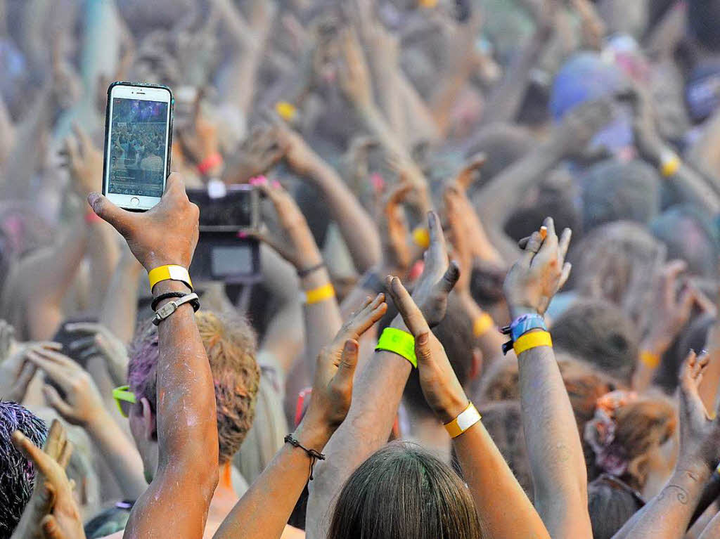 Am Freitagabend wurde erstmals zum Schanzetraum geladen, am Samstag dann fand an der Hochfirstschanze das fnft Holi – Fest der Farben statt. <?ZL?>
