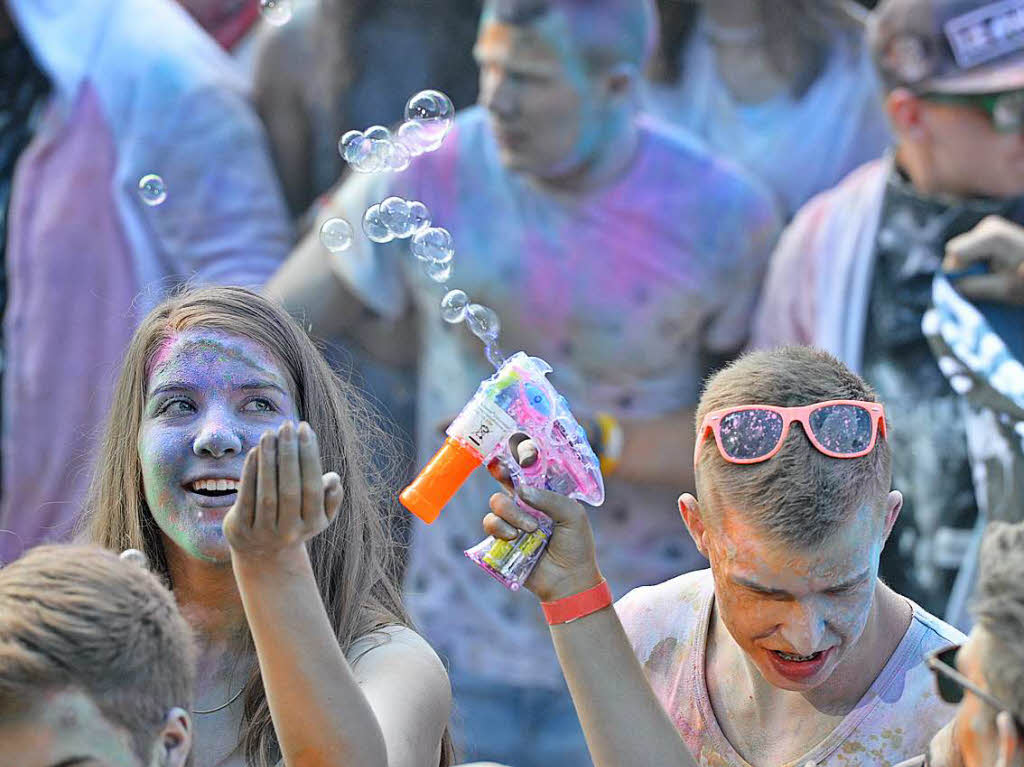 Am Freitagabend wurde erstmals zum Schanzetraum geladen, am Samstag dann fand an der Hochfirstschanze das fnft Holi – Fest der Farben statt. <?ZL?>
