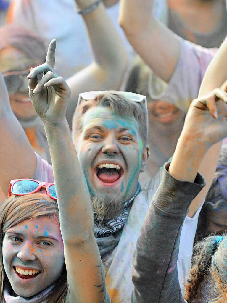 Am Freitagabend wurde erstmals zum Schanzetraum geladen, am Samstag dann fand an der Hochfirstschanze das fnft Holi – Fest der Farben statt. <?ZL?>
