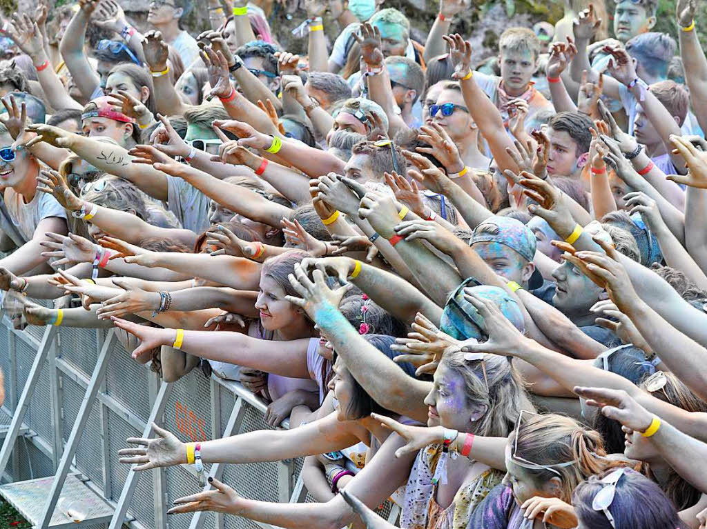 Am Freitagabend wurde erstmals zum Schanzetraum geladen, am Samstag dann fand an der Hochfirstschanze das fnft Holi – Fest der Farben statt. <?ZL?>
