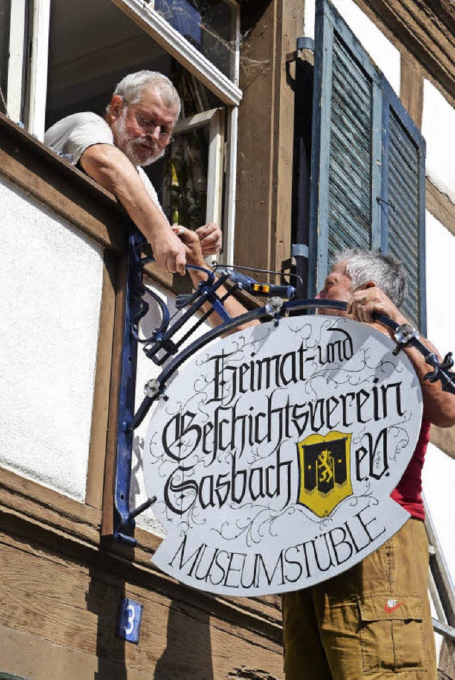 Sasbach. Vorsitzender Ignaz Eberenz (a...eim anbringen des neuen Museumsschild.  | Foto: Roland Vitt