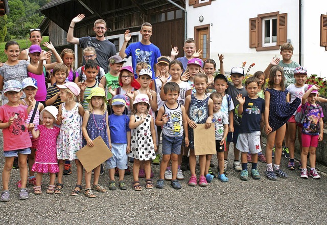 Eine muntere Schar von fast 40 Kindern...dem Musikverein Hasel auf Dorfrallye.   | Foto: Ralph Lacher