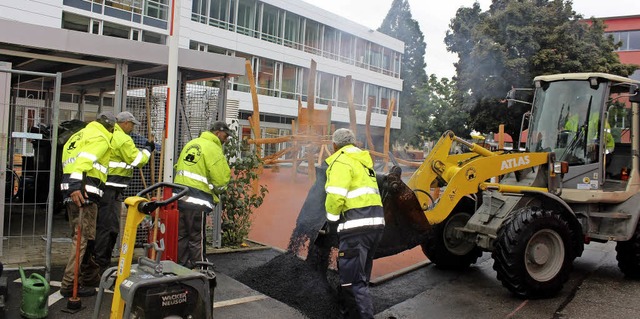 Rund ums neue Bildungshaus (im Hinterg...hier bei den  Asphaltierungsarbeiten.   | Foto: Bernd Fackler