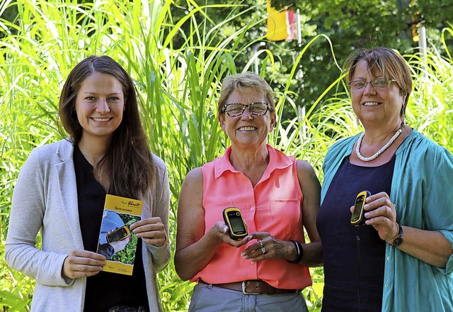 Carina Himmelsbach, Monika Gppert und... Hilfsmittel zur modernen Schatzsuche.  | Foto: Gemeinde Freiamt