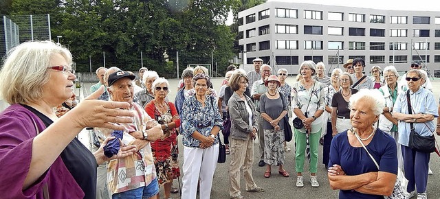 Gabriele Zissel (links) wusste viel b... Schweizer Nachbarstadt zu berichten.   | Foto: Claudia Gempp