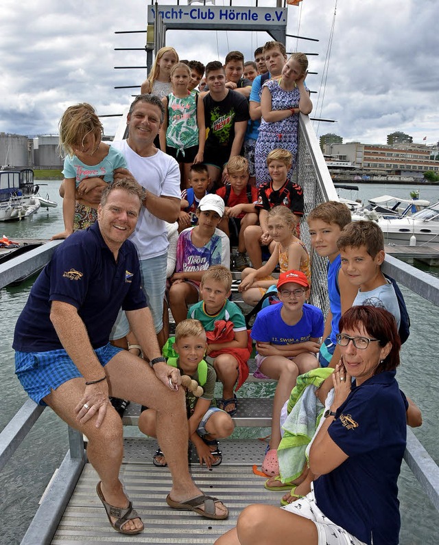 Posieren frs Foto, bevor es fr die Kinder auf die Yachten und den Rhein ging.   | Foto: Heinz Vollmar