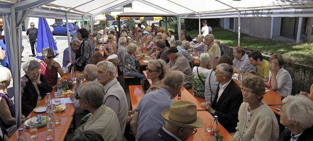 Zur Mittagszeit wurden die Pltze in den Zelten knapp.   | Foto: D. Philipp