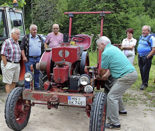 Kurt Geiser aus der &#39;Stockmatt dem...2049 mit der Kurbel zum Laufen bringt.  | Foto: Rolf-Dieter Kanmacher