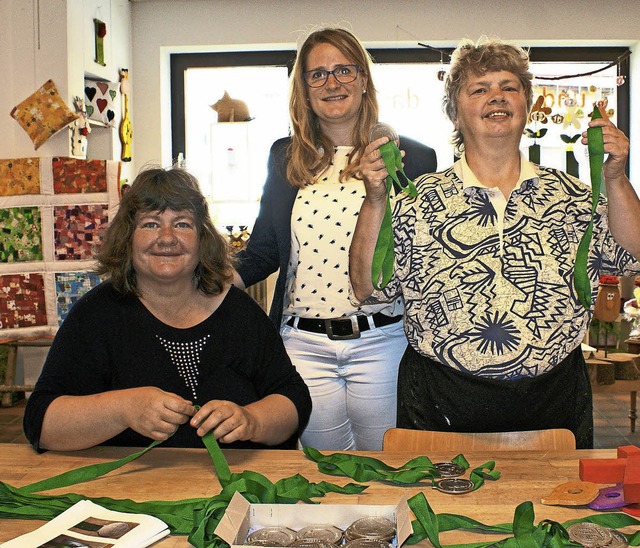 Sie zeigen in Lffingen im Laden &#822...nks) und Ruth sind mit Eifer am Werk.   | Foto: Limberger