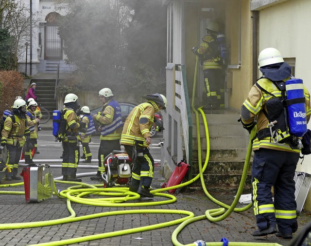 Bei dem Brand im Februar musste die Ba...ehr mit schwerem Atemschutz vorrcken.  | Foto: Hans-Peter Mller