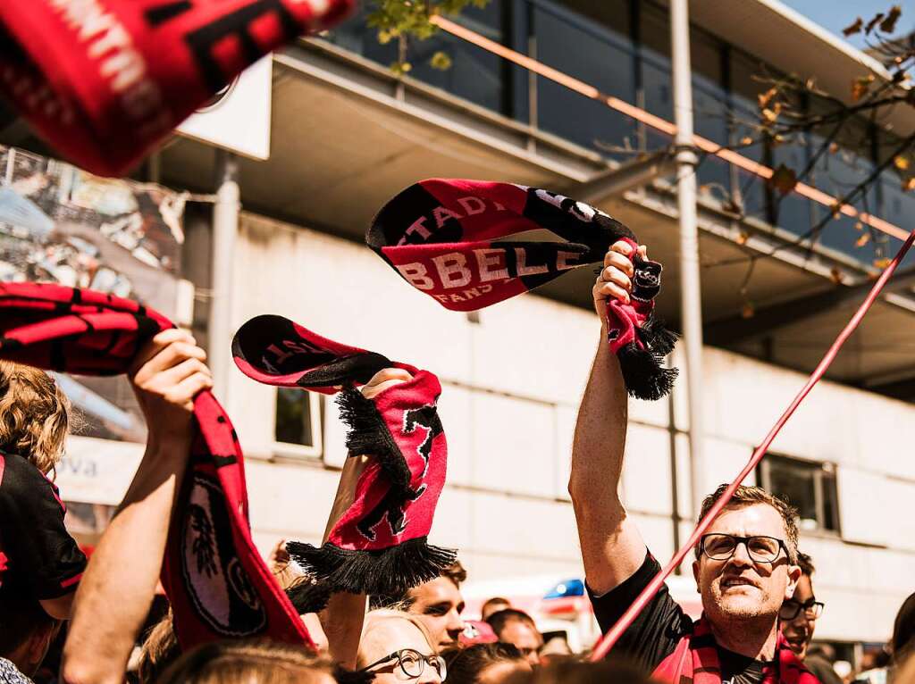 Der Familientag beim SC Freiburg hat tausende Fans angezogen.