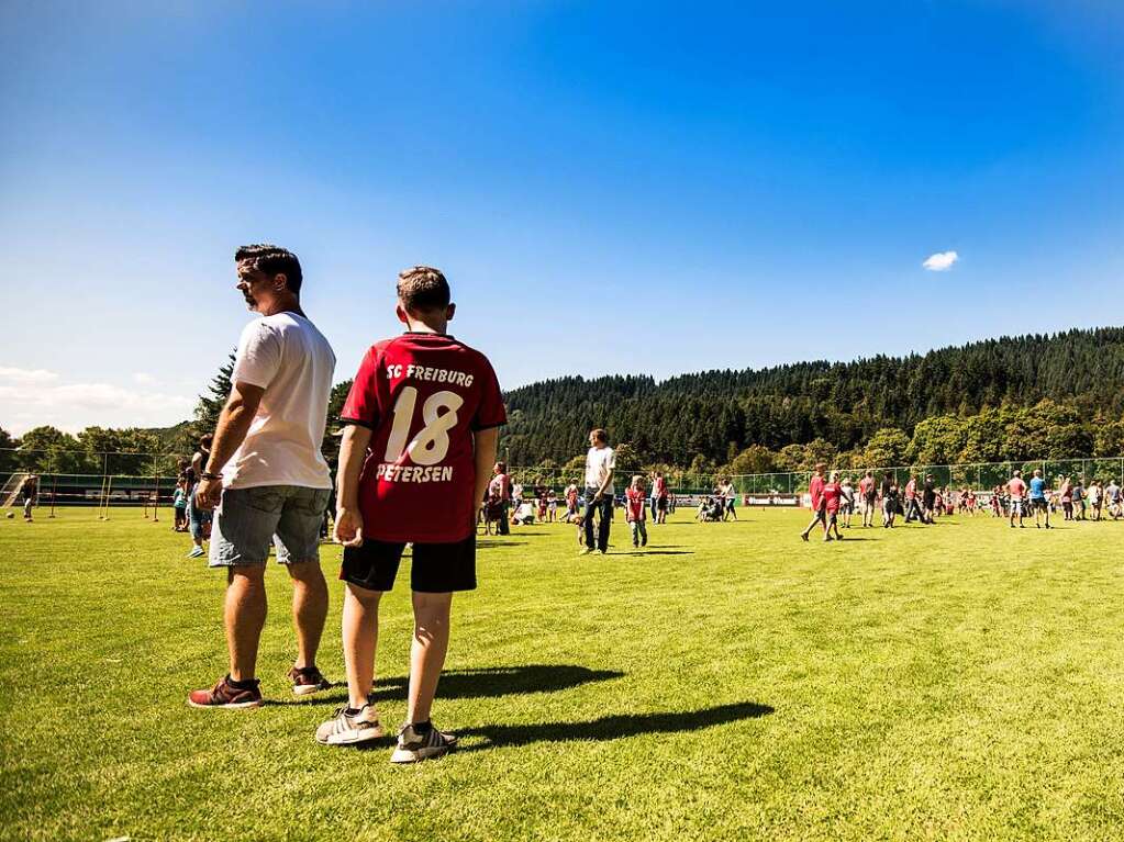 Der Familientag beim SC Freiburg hat tausende Fans angezogen.