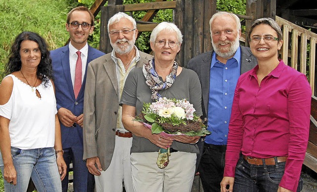 Krabbelstuben- Leiterin Alexandra Baum...on rechts) fr ihre engagierte Arbeit.  | Foto: Herbert trogus