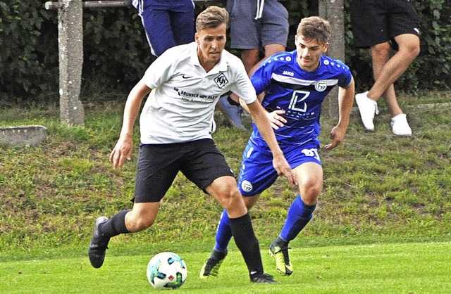 Tobias Gutscher (links) erzielte das 1...or fr den FC Neustadt in Radolfzell.   | Foto: Bernd Seger