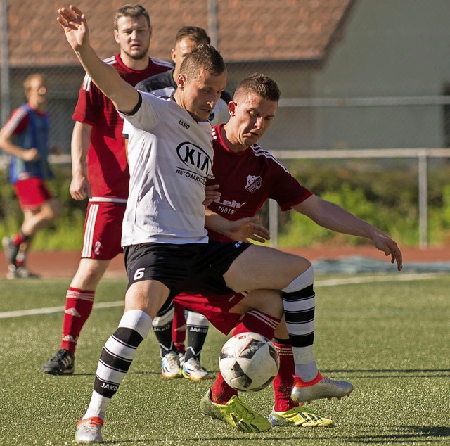 Tiengener Torgarant: Tomas Masek (links)  | Foto: Markus Schchtele