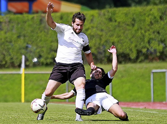 Erfolgreich spekuliert: Siegtorschtze...ks) gegen Steffen Spthe (SV&#8197;08)  | Foto: Schchlin