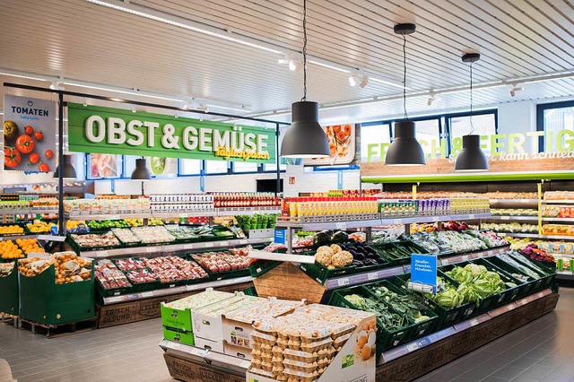 Obst- und Gemsetheke in einem runderneuerten Aldi Nord  | Foto: DPA