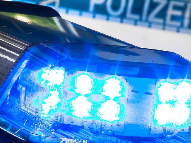 Die Polizei sucht den Fahrer des Autos.  | Foto: dpa