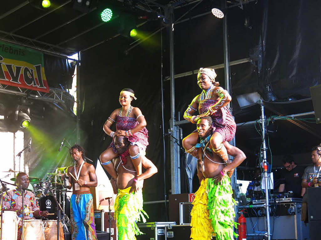 Afrobatic mit Akrobatik und Tanz und Musik aus Ghana