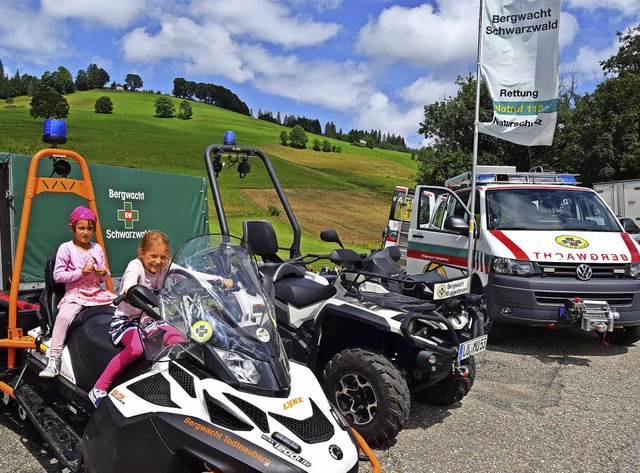 Wie die Groen: Kinder durften in den Fahrzeugen Platz nehmen.  | Foto: Ulrike Jger