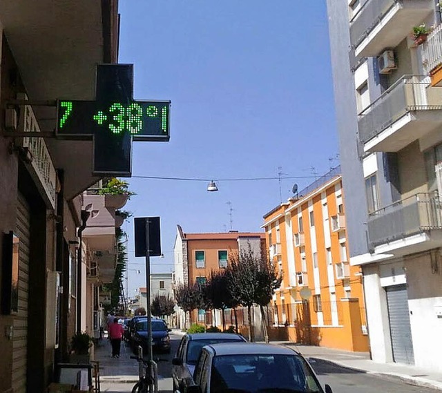 Schon um 10 Uhr hat dieses Thermometer...trae in Santeramo 38 Grad angezeigt.   | Foto: Onofrio Arpino