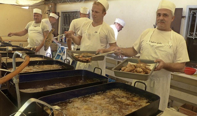 Einer Grokche glich die Kche im Ang...rienweise Fischgerichte zubereiteten.   | Foto: Dieter Fink