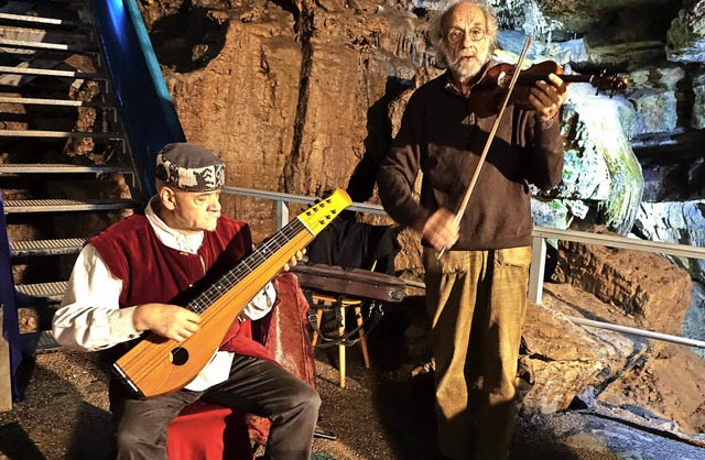 Klaus der Geiger &#8211; bekannter Str...8211; und Roland Kroell in der Hhle.   | Foto: Roswitha Frey