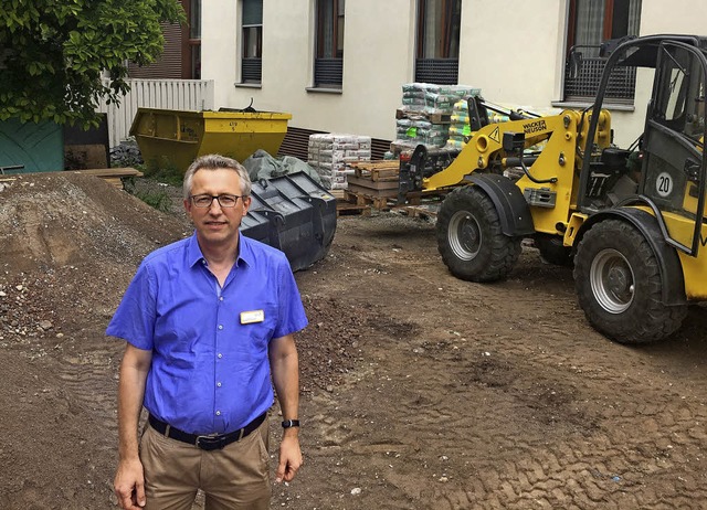 Heimleiter  Krupinski im &#8222;Garten&#8220; des Heims.   | Foto: Konstantin Grlich