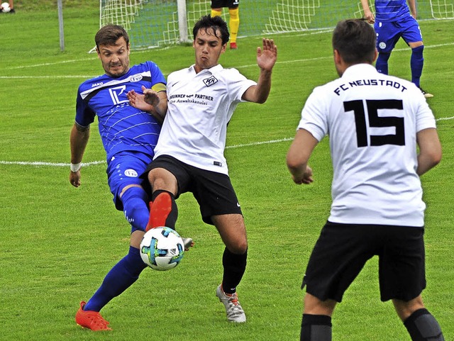 Sascha Waldvogel (Mitte) und Robin Mai...Spieler beim Remis im Mettnaustadion.   | Foto: Bernd Seger