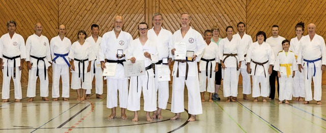 Im Namen des Deutschen Karate Verbands...wie der gesamte Verein ausgezeichnet.   | Foto: Gabriele Zahn