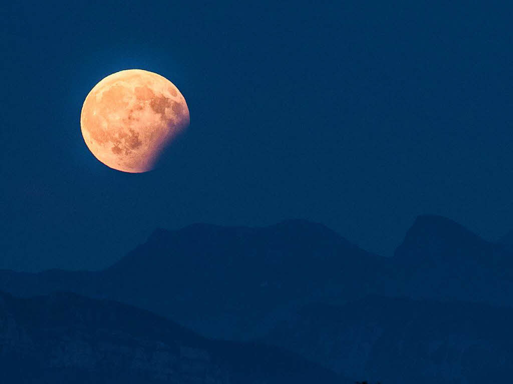 Blick auf die partielle Mondfinsternis  ber den Berner Alpen