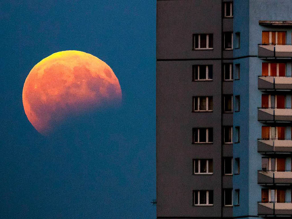 Blick auf die  partielle Mondfinsternis  in Katowice (Polen).
