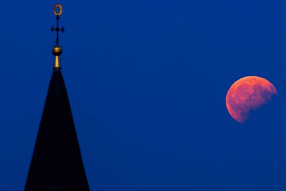 Scheinbar blutrot erstrahlt der Mond über dem Staffelberg bei Bad Staffelstein (Bayern). (Foto: dpa) Scheinbar blutrot erstrahlt der Mond über dem Staffelberg bei Bad Staffelstein (Bayern). (Foto: dpa)