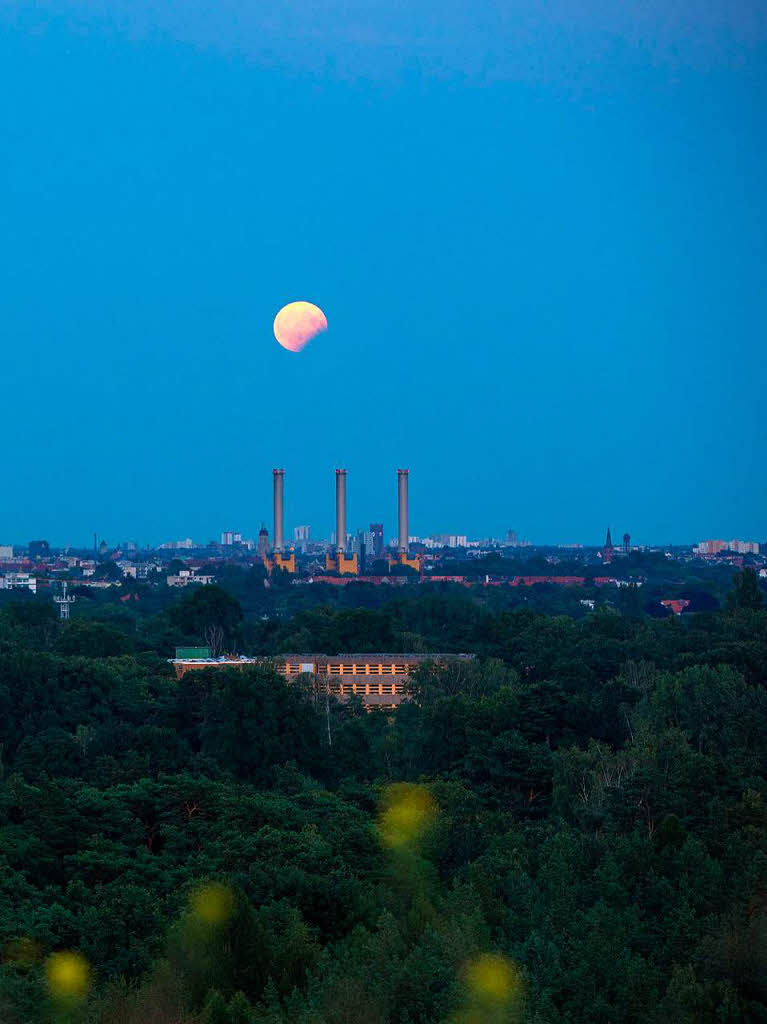 Blick auf die  partielle Mondfinsternis  ber Berlin