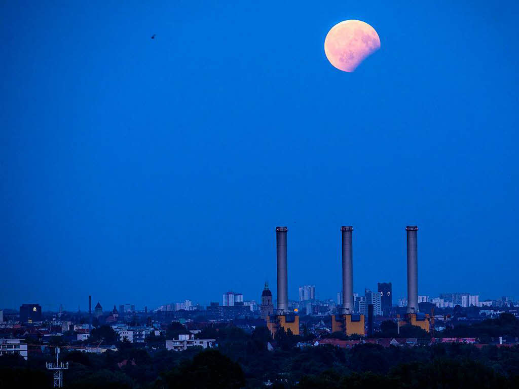 Blick auf die  partielle Mondfinsternis  ber Berlin